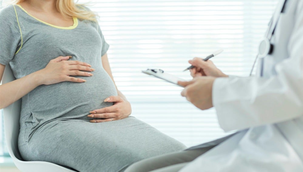Una mujer embarazada en el médico