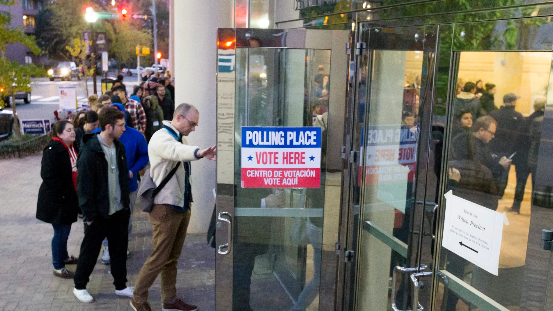 Unos ciudadanos estadounidenses esperan para votar en un colegio electoral