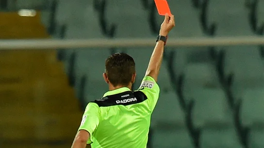 Árbitro mostrándo una tarjeta a un jugador Árbitro mostrándo una tarjeta a un jugador