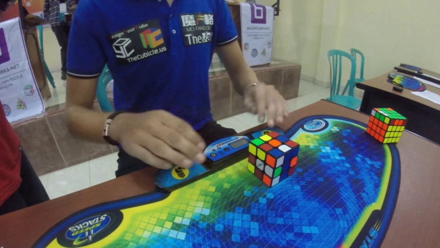 El holand&eacute;s Mats Valk logra acabar el cubo de Rubik en 4.74 segundos