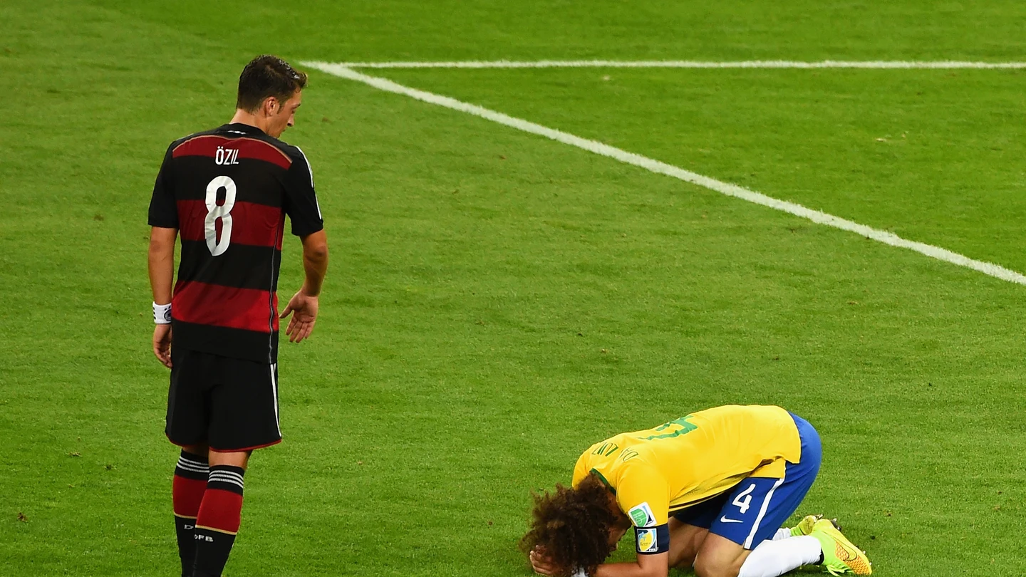 Mesut Özil, acercándose a un desconsolado David Luiz tras la eliminación de Brasil en el Mundial 2014 Mesut Özil, acercándose a un desconsolado David Luiz tras la eliminación de Brasil en el Mundial 2014