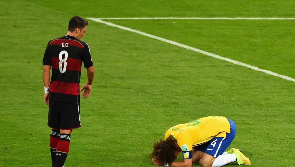 Mesut Özil, acercándose a un desconsolado David Luiz tras la eliminación de Brasil en el Mundial 2014