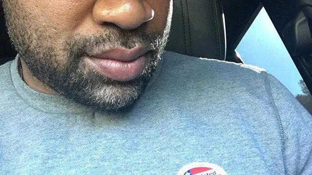 Derek Fisher, con su pegatina de 'He votado' Derek Fisher, con su pegatina de 'He votado'