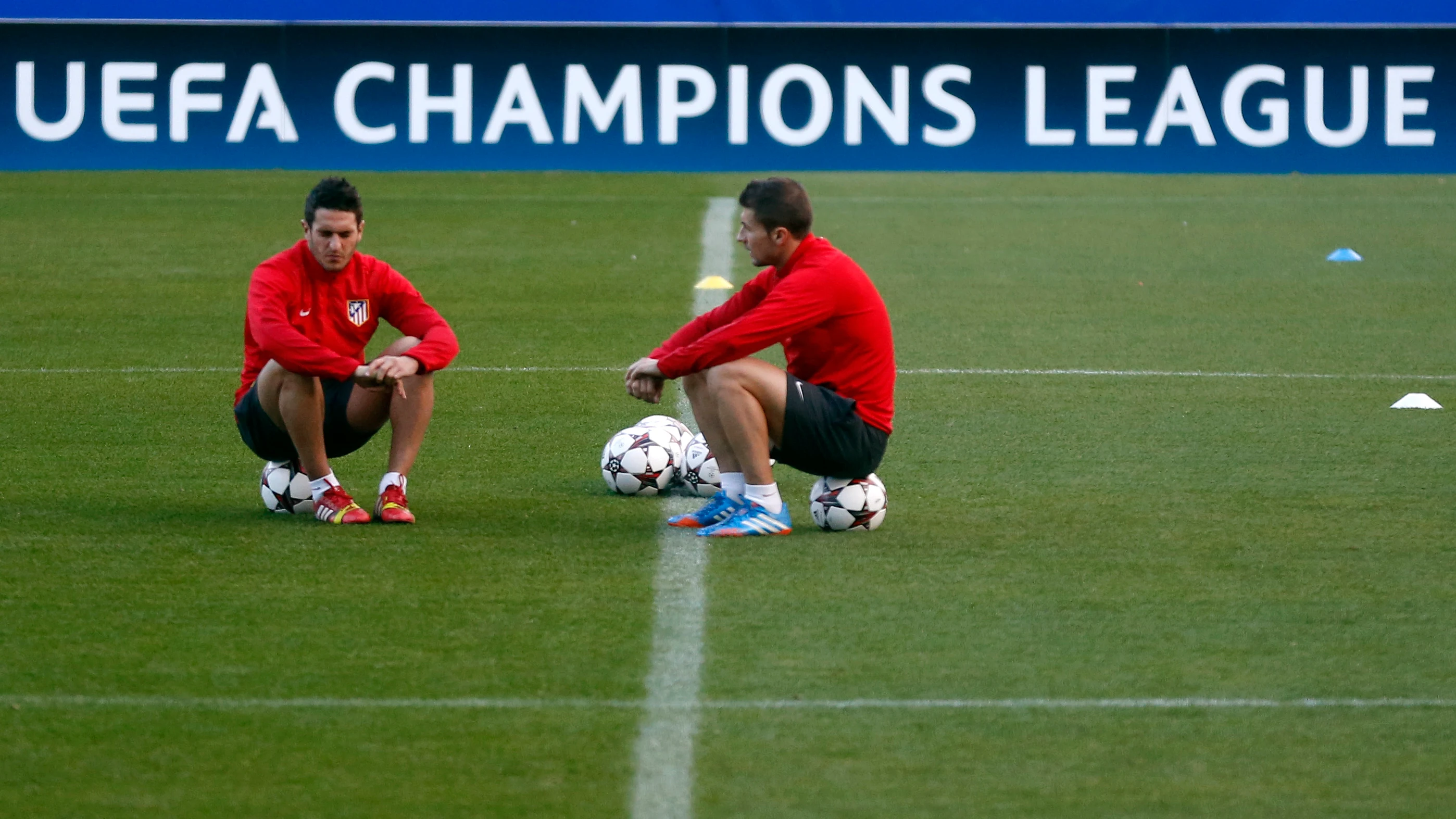 Gabi dialoga con Koke durante un entrenamiento del Atl&eacute;tico de Madrid