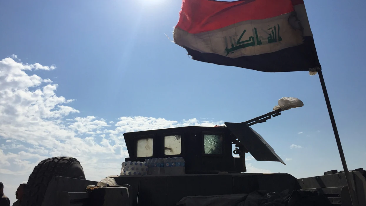 Bandera iraquí en un vehículo blindado en el puesto de control de Bartala, a 20 kilómetros de Karamlís, al este de Mosul