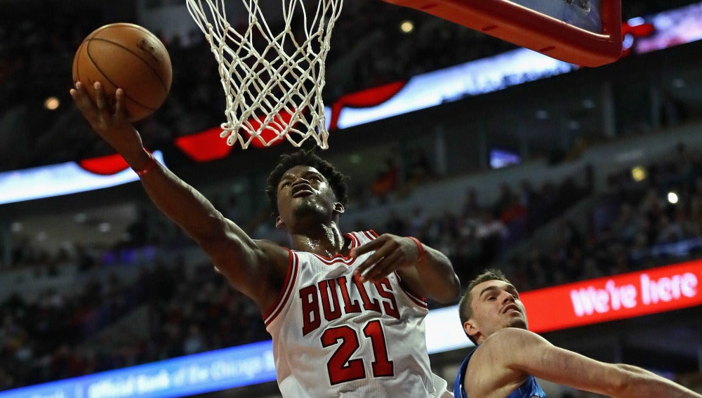 Jimmy Butler anota una canasta ante los Magic