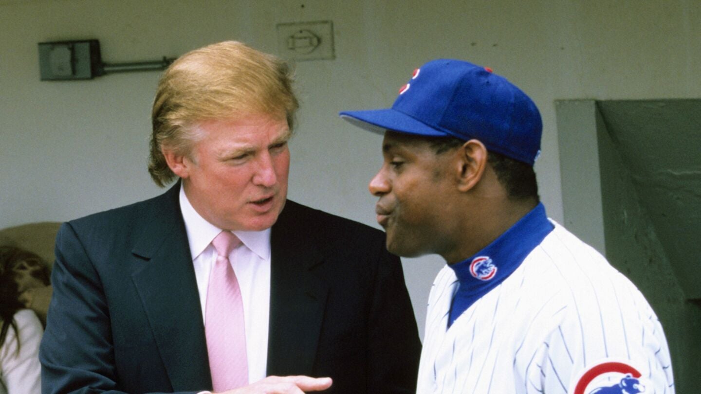 Donald Trump conversa con Sammy Sosa