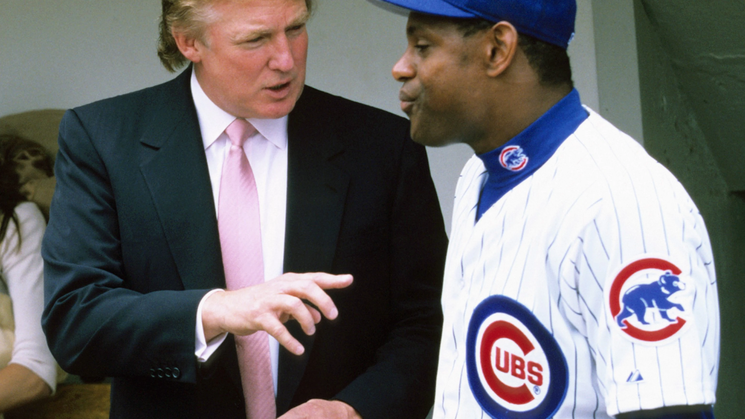 Donald Trump conversa con Sammy Sosa Donald Trump conversa con Sammy Sosa
