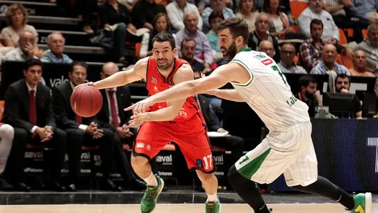 El escolta del Valencia Basket, Rafa Martínez, trata de superar al ala pivot del Union Olimpija Ljubljana, Drazen Bubnic El escolta del Valencia Basket, Rafa Martínez, trata de superar al ala pivot del Union Olimpija Ljubljana, Drazen Bubnic.