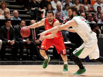 El escolta del Valencia Basket, Rafa Martínez, trata de superar al ala pivot del Union Olimpija Ljubljana, Drazen Bubnic El escolta del Valencia Basket, Rafa Martínez, trata de superar al ala pivot del Union Olimpija Ljubljana, Drazen Bubnic