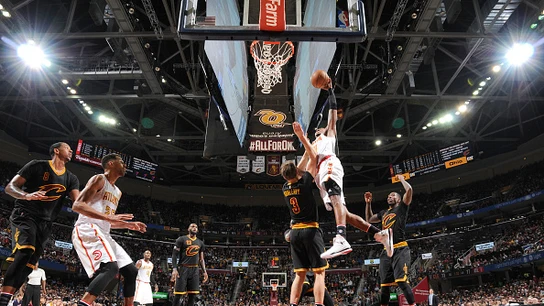 Un jugador de Atlanta encesta ante la defensa de los Cavaliers Un jugador de Atlanta encesta ante la defensa de los Cavaliers