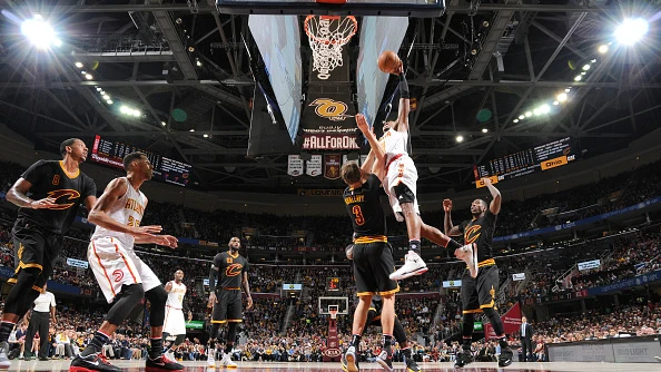 Un jugador de Atlanta encesta ante la defensa de los Cavaliers