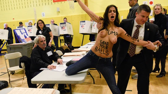 Una activista de Femen irrumpe en el colegio electoral donde votaba Trump Una activista de Femen irrumpe en el colegio electoral donde votaba Trump