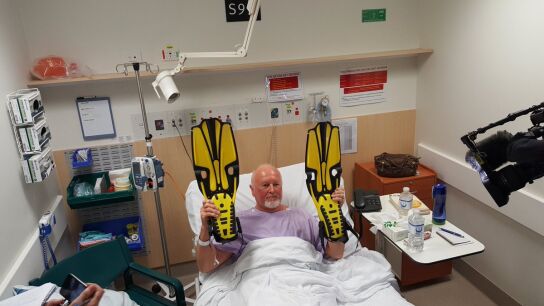 Les Brierley recuper&aacute;ndose en el hospital