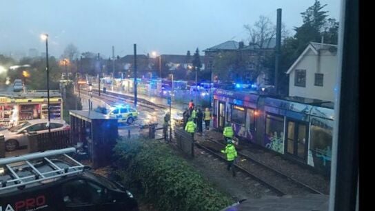 Tranv&iacute;a volcado al sur de Londres