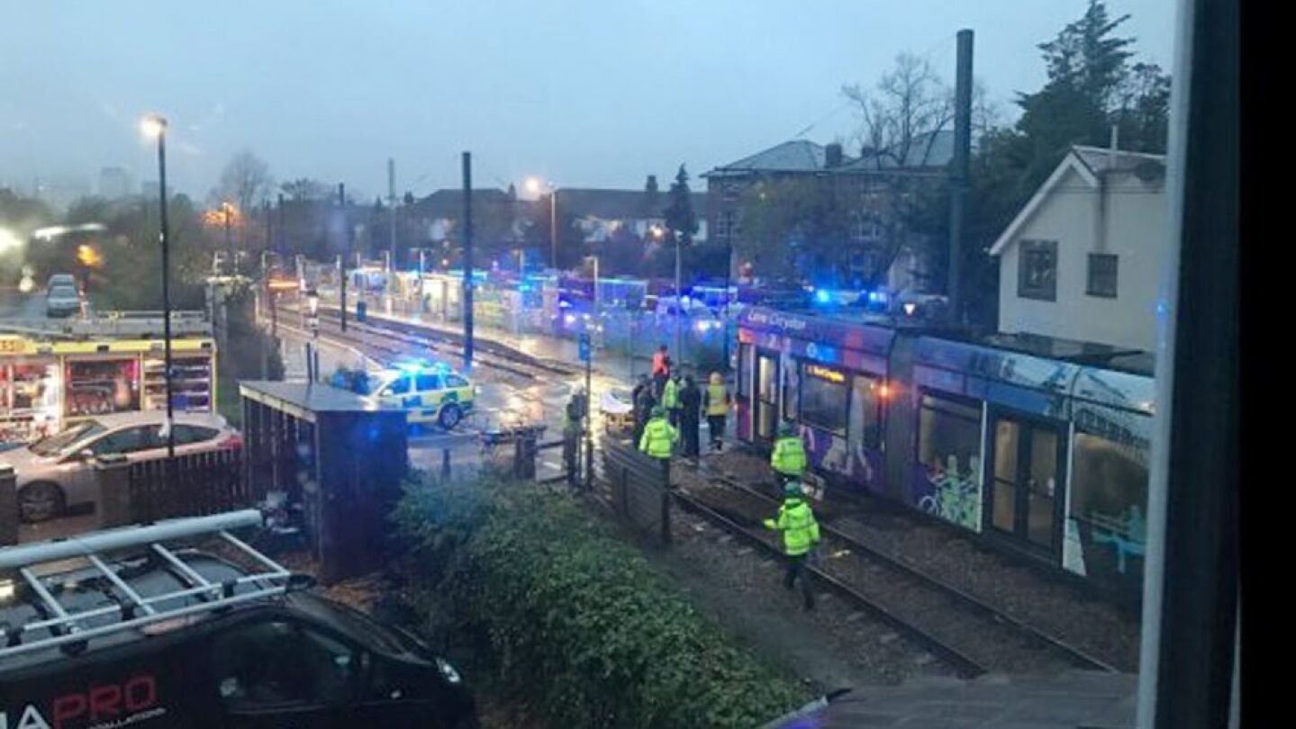Tranv&iacute;a volcado al sur de Londres