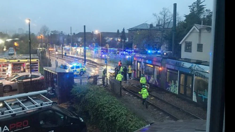 Tranv&iacute;a volcado al sur de Londres