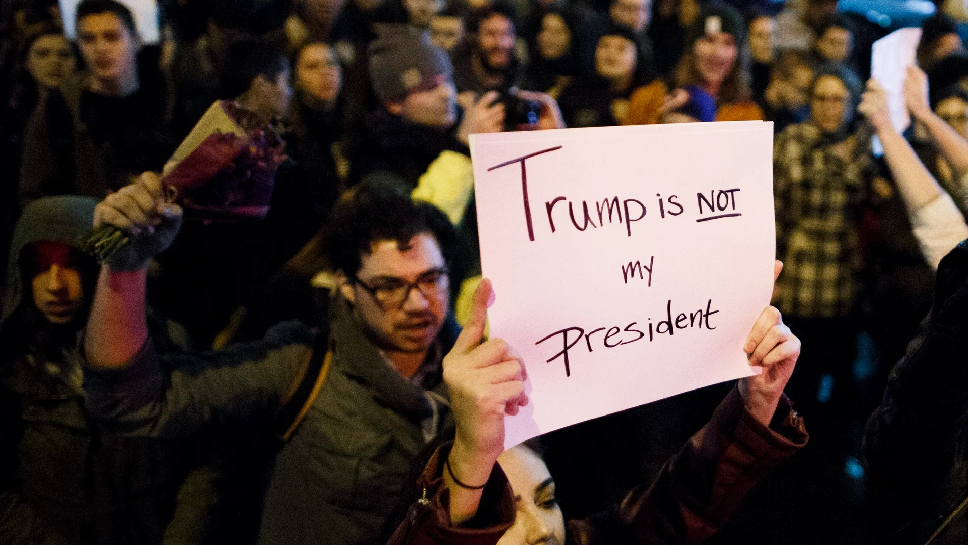Unos 2.000 ciudadanos protestan contra el resultado electoral de EEUU en Nueva York 