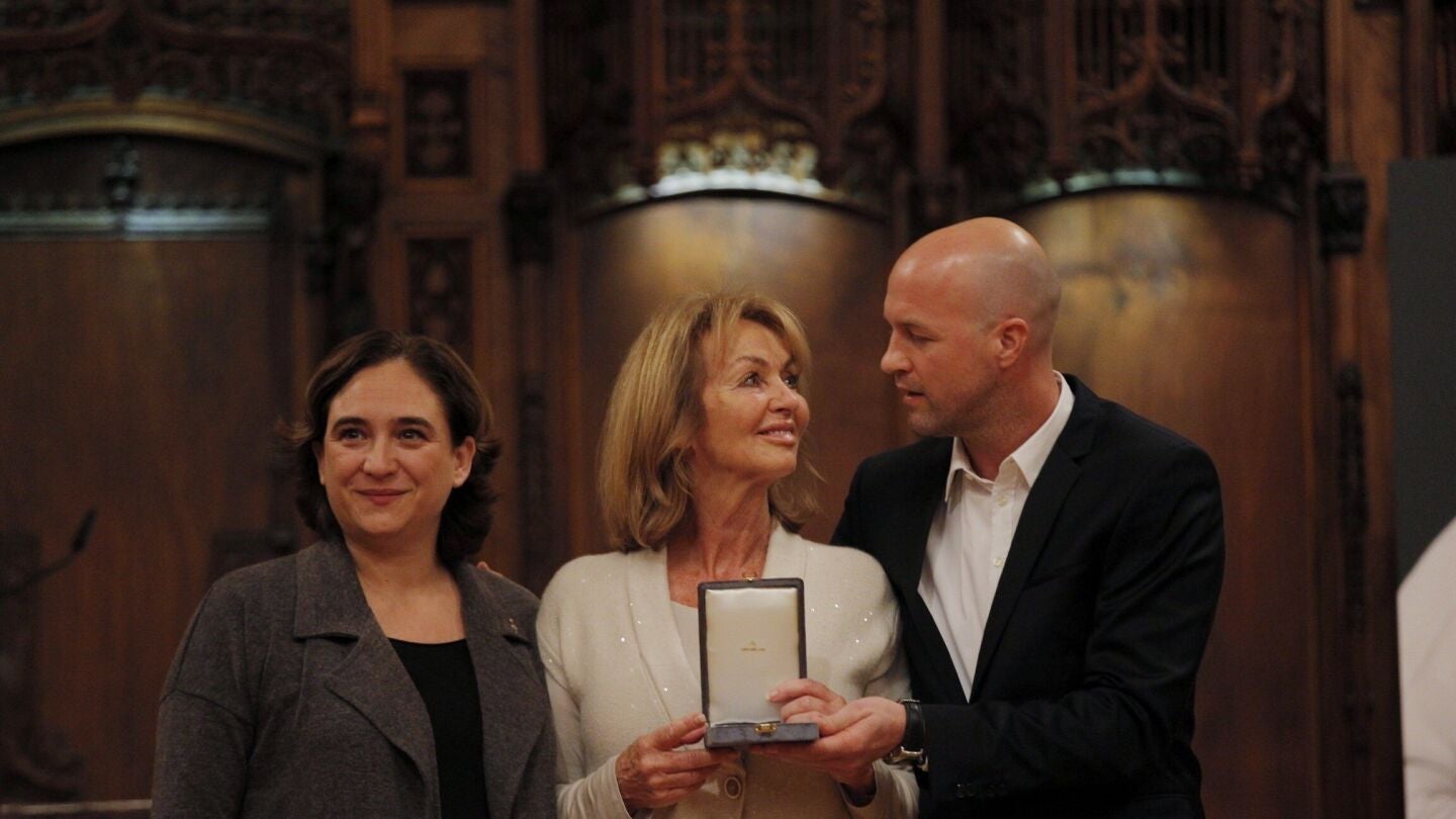 Ada Colau entrega la medalla a Danny Coster, viuda de Cruyff, y a su hijo, Jordi Cruyff