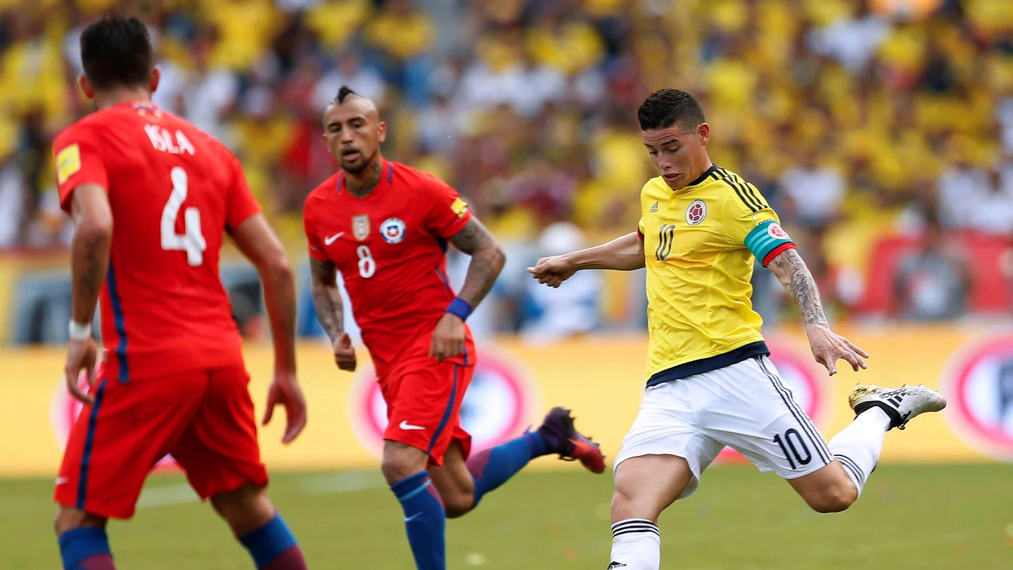 James Rodríguez dispara a puerta ante la mirada de Arturo Vidal James Rodríguez dispara a puerta ante la mirada de Arturo Vidal