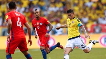 James Rodríguez dispara a puerta ante la mirada de Arturo Vidal