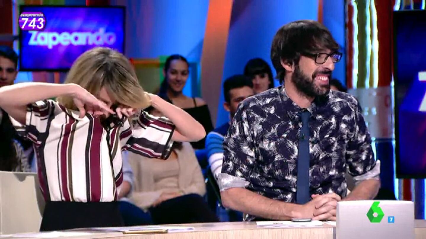 Frame 18.58433 de: La preocupación de Anna Simon al perder 40 céntimos en su canalillo