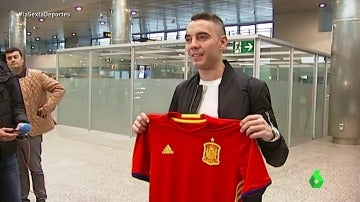 Iago Aspas posa con la camiseta de la Selección