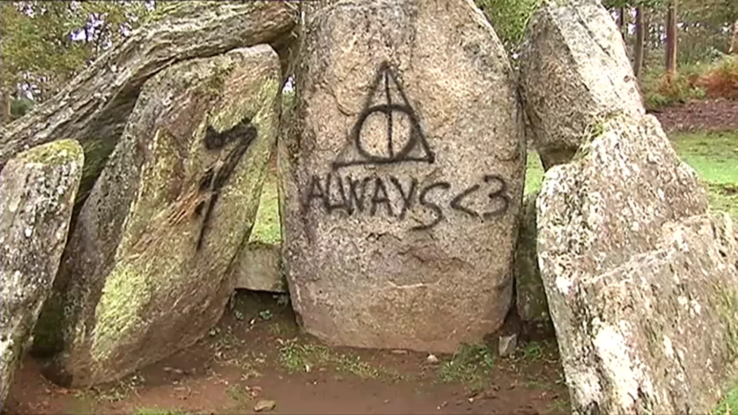 Pintan con símbolos de Harry Potter el principal dolmen de Vigo Pintan con símbolos de Harry Potter el principal dolmen de Vigo