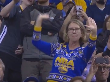 La 'mujer bailadora', la aficionada con más ritmo de los Warriors La 'mujer bailadora', la aficionada con más ritmo de los Warriors