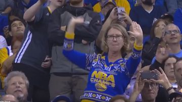 La 'mujer bailadora', la aficionada con más ritmo de los Warriors