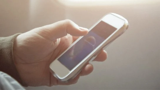 Un hombre utilizando una aplicación móvil Un hombre utilizando una aplicación móvil