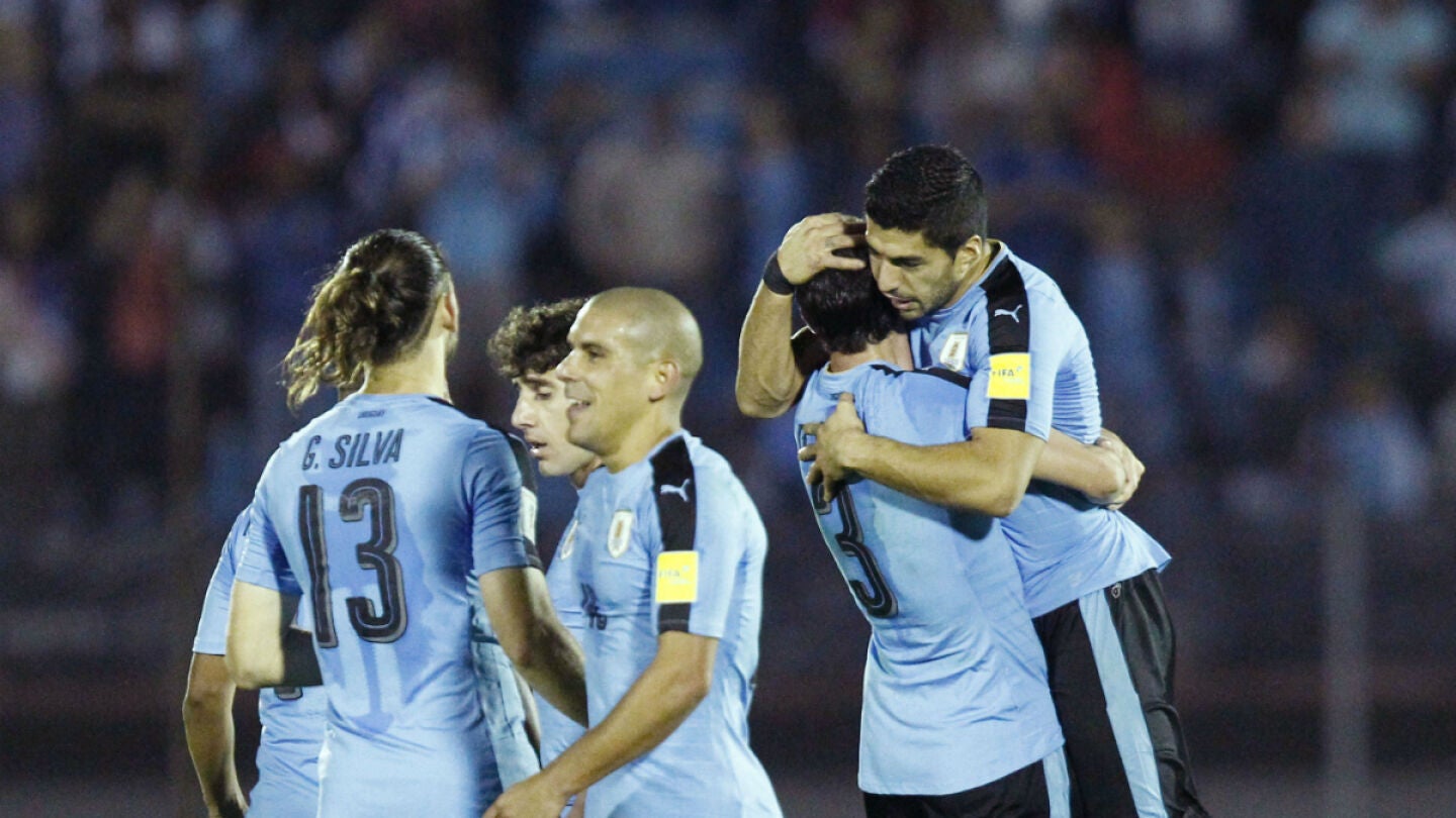 Los jugadores de Uruguay celebra un un gol