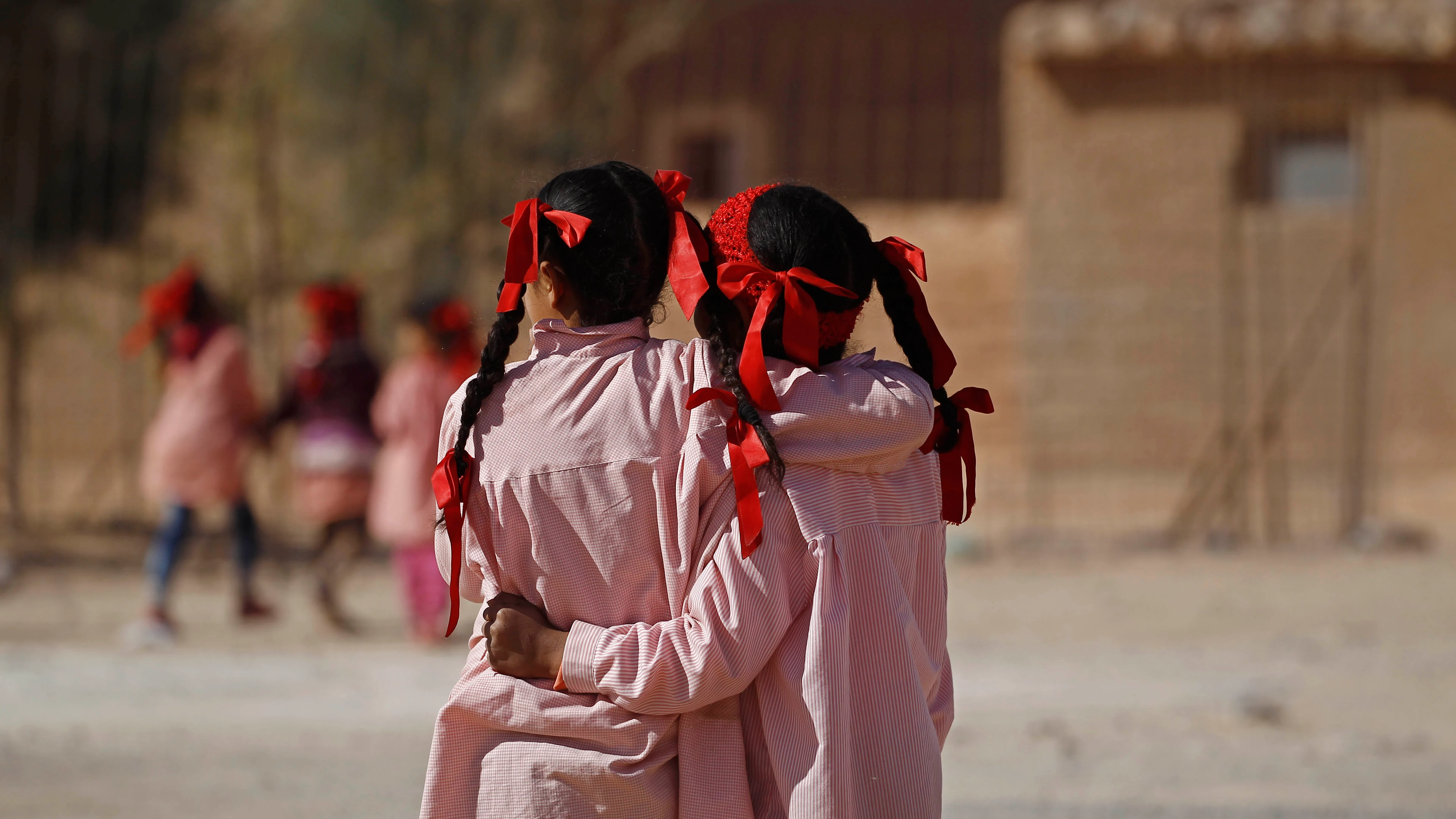 Niñas africanas con el uniforme del colegio