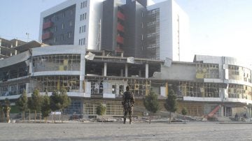 Un miembro de las fuerzas de seguridad afganas inspecciona el lugar del atentado