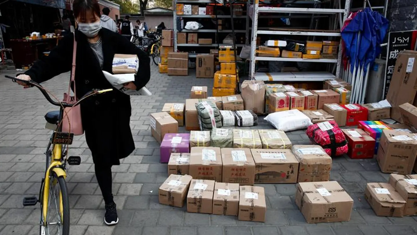 Paquetes de una tienda online en un aparcamiento de una universidad antes de ser recogidos por los clientes que los pidieron, durante el 'Día del Soltero' Paquetes de una tienda online en un aparcamiento de una universidad antes de ser recogidos por los clientes que los pidieron, durante el 'Día del Soltero'