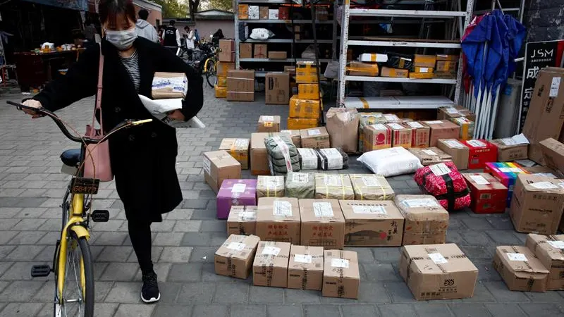 Paquetes de una tienda online en un aparcamiento de una universidad antes de ser recogidos por los clientes que los pidieron, durante el 'Día del Soltero' Paquetes de una tienda online en un aparcamiento de una universidad antes de ser recogidos por los clientes que los pidieron, durante el 'Día del Soltero'