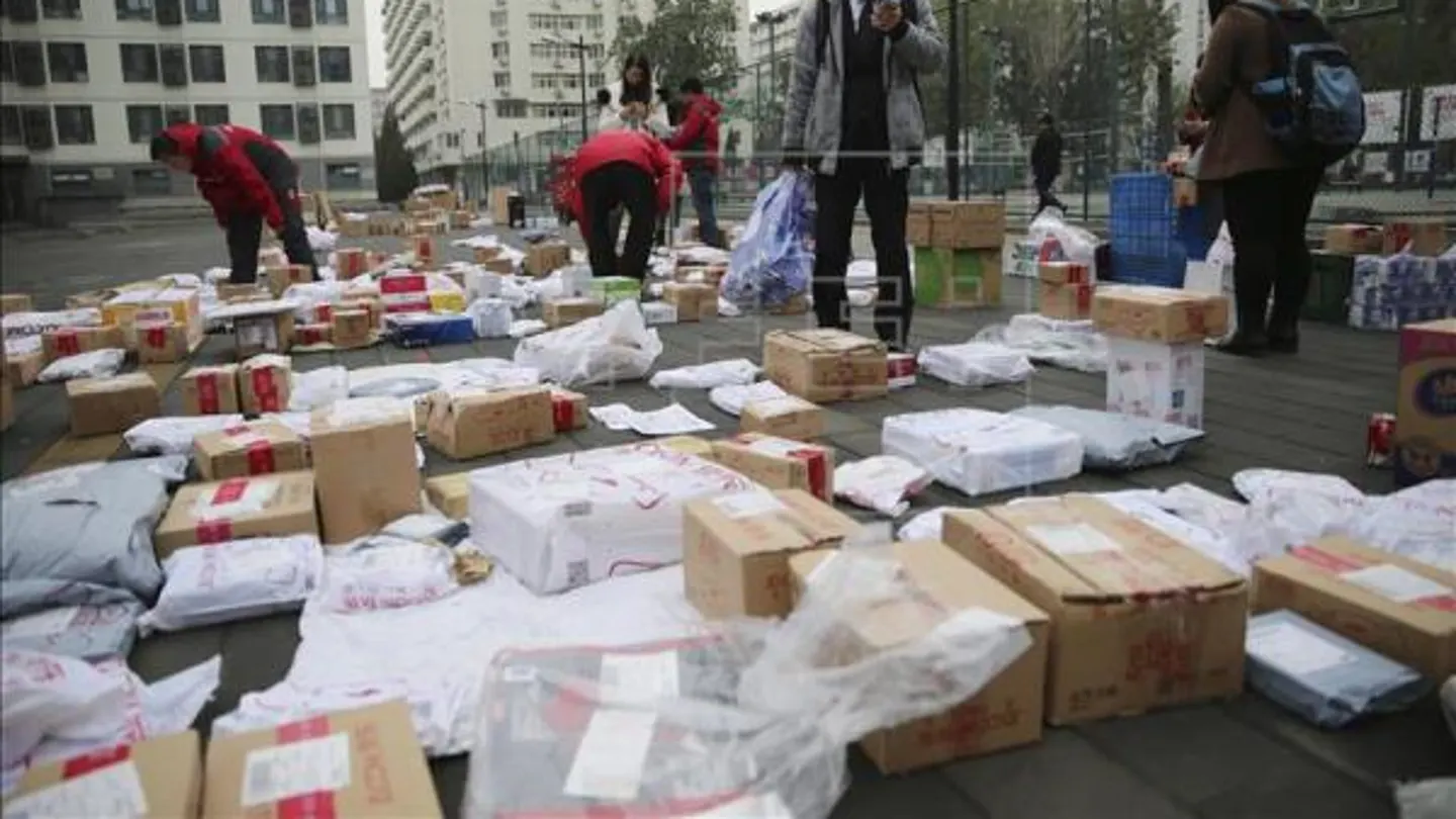 Consumidores buscan sus paquetes a las puertas de JD.com, una tienda electronica, Consumidores buscan sus paquetes a las puertas de JD.com, una tienda electronica,