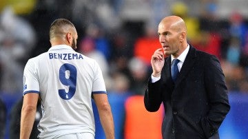 Zidane da instrucciones a Karim Benzema