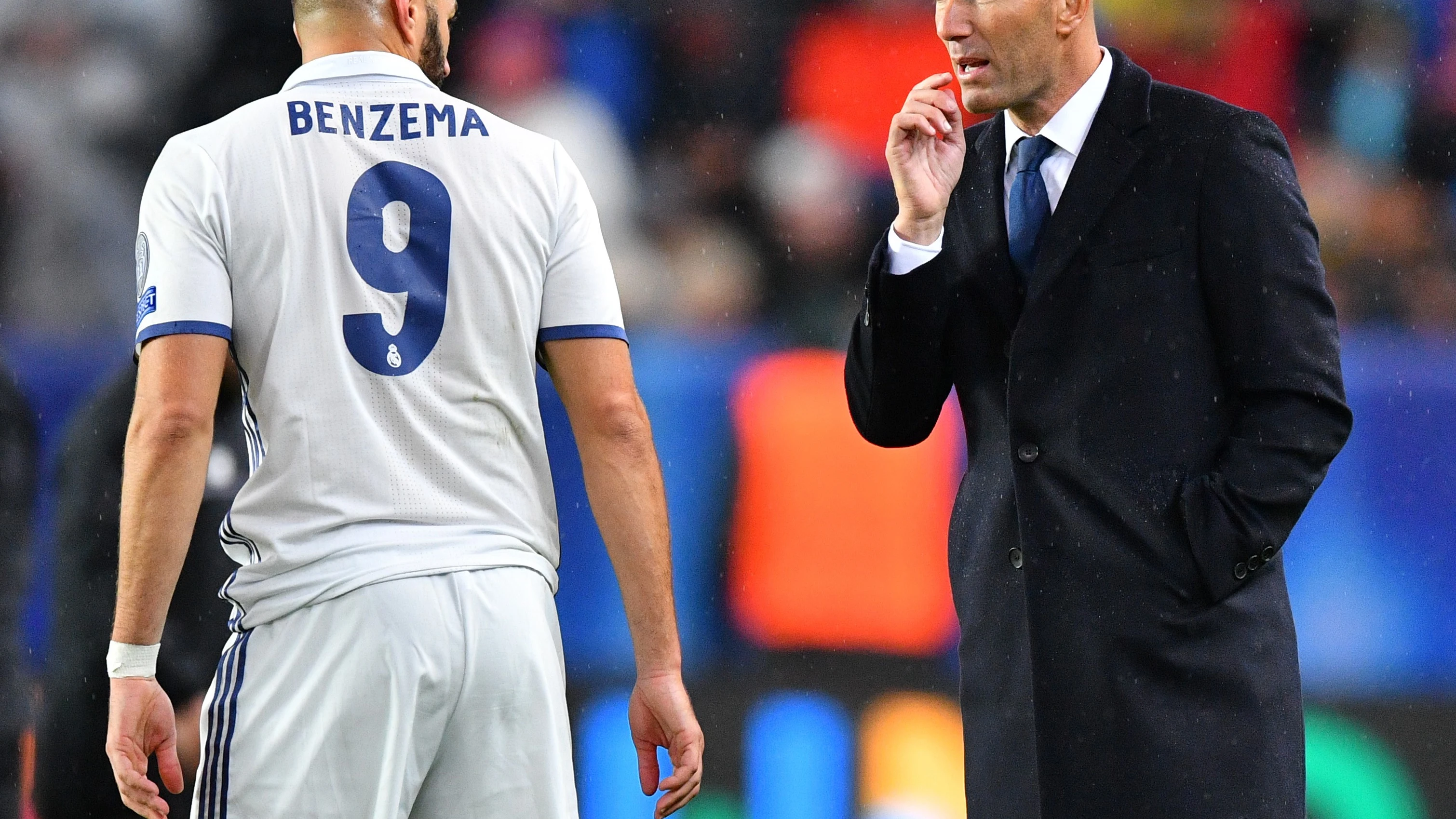 Zidane da instrucciones a Karim Benzema