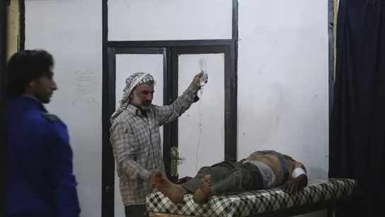 Un sirio atiende a un herido por los bombardeos en Alepo Un sirio atiende a un herido por los bombardeos en Alepo