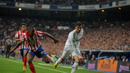 Perea trata de frenar a Cristiano en un derbi de 2010 Perea trata de frenar a Cristiano en un derbi de 2010