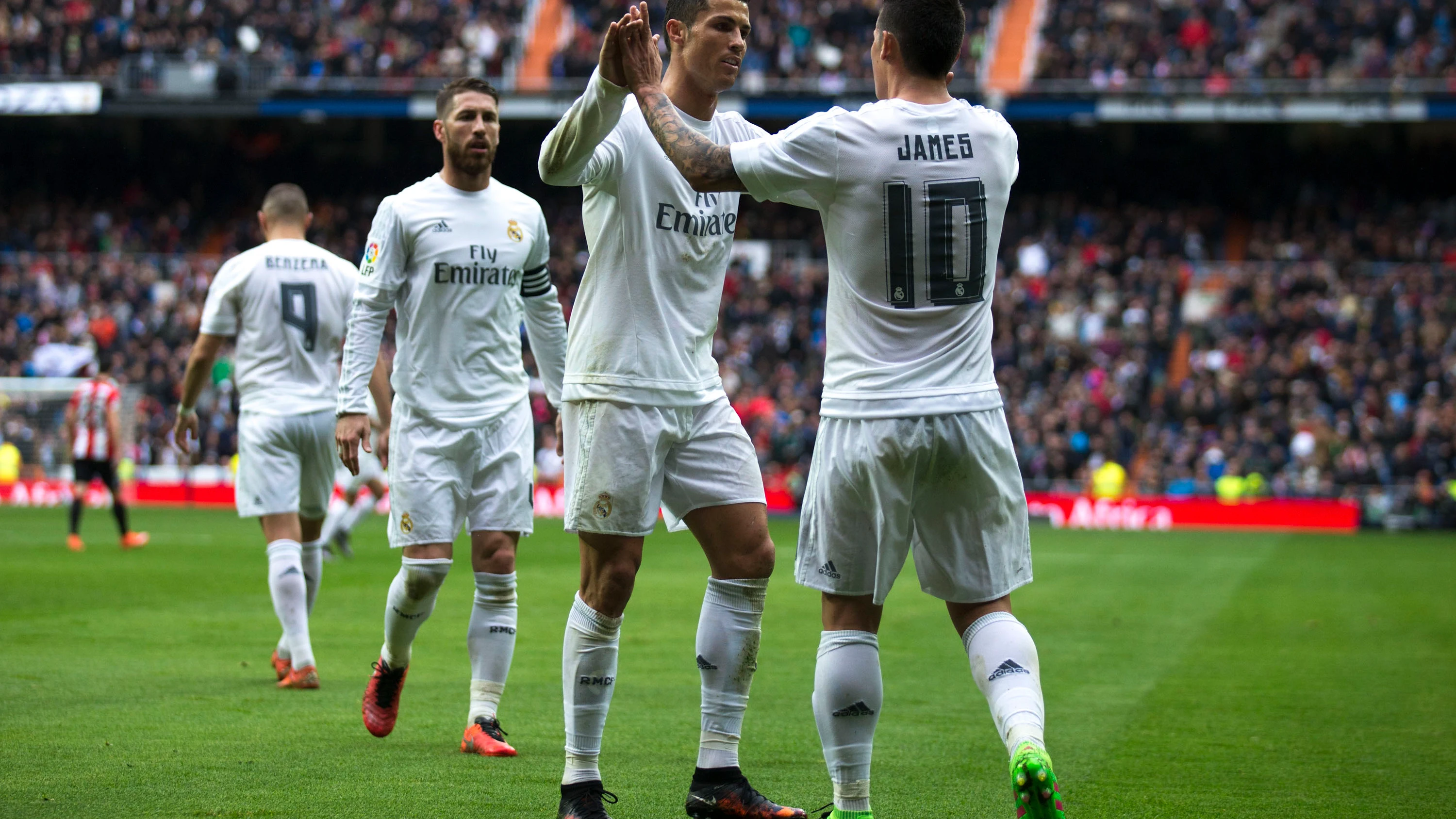 James y Cristiano celebran un gol con el Real Madrid
