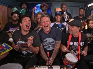 Metallica y Jimmy Fallon tocando con instrumentos de juguete Metallica y Jimmy Fallon tocando con instrumentos de juguete
