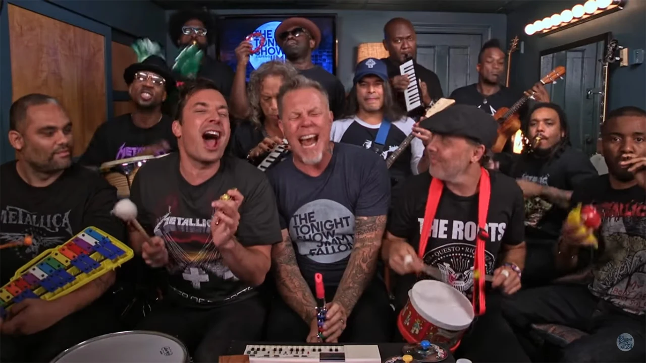 Metallica y Jimmy Fallon tocando con instrumentos de juguete