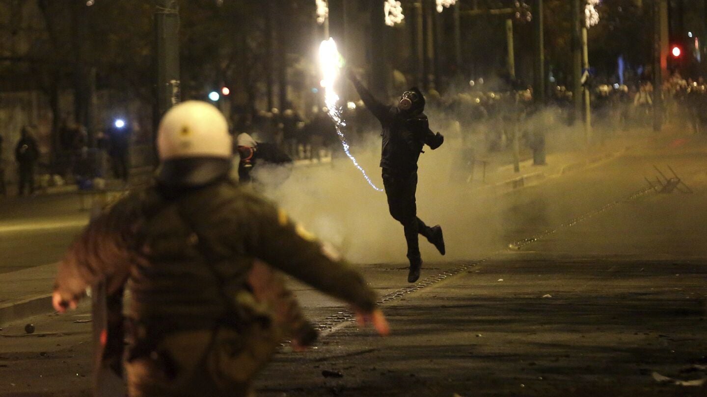 Un manifestante lanza un c&oacute;ctel molotov contra los polic&iacute;as en Atenas