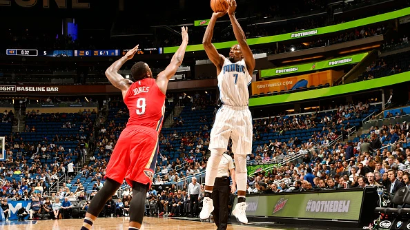 Serge Ibaka lanza a canasta ante la defensa de Jones