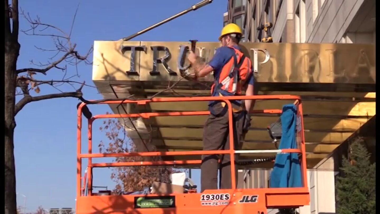 Frame 22.536162 de: Retiran el nombre de Trump de la fachada de tres edificios en Nueva York a petici&oacute;n de los vecinos