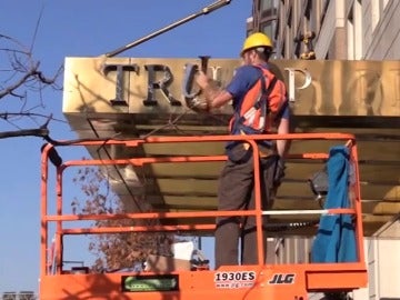 Frame 22.536162 de: Retiran el nombre de Trump de la fachada de tres edificios en Nueva York a petición de los vecinos Frame 22.536162 de: Retiran el nombre de Trump de la fachada de tres edificios en Nueva York a petición de los vecinos