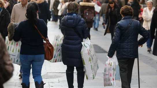 Varias mujeres tras hacer compras en la zona de la madrileña Puerta del Sol Varias mujeres tras hacer compras en la zona de la madrileña Puerta del Sol
