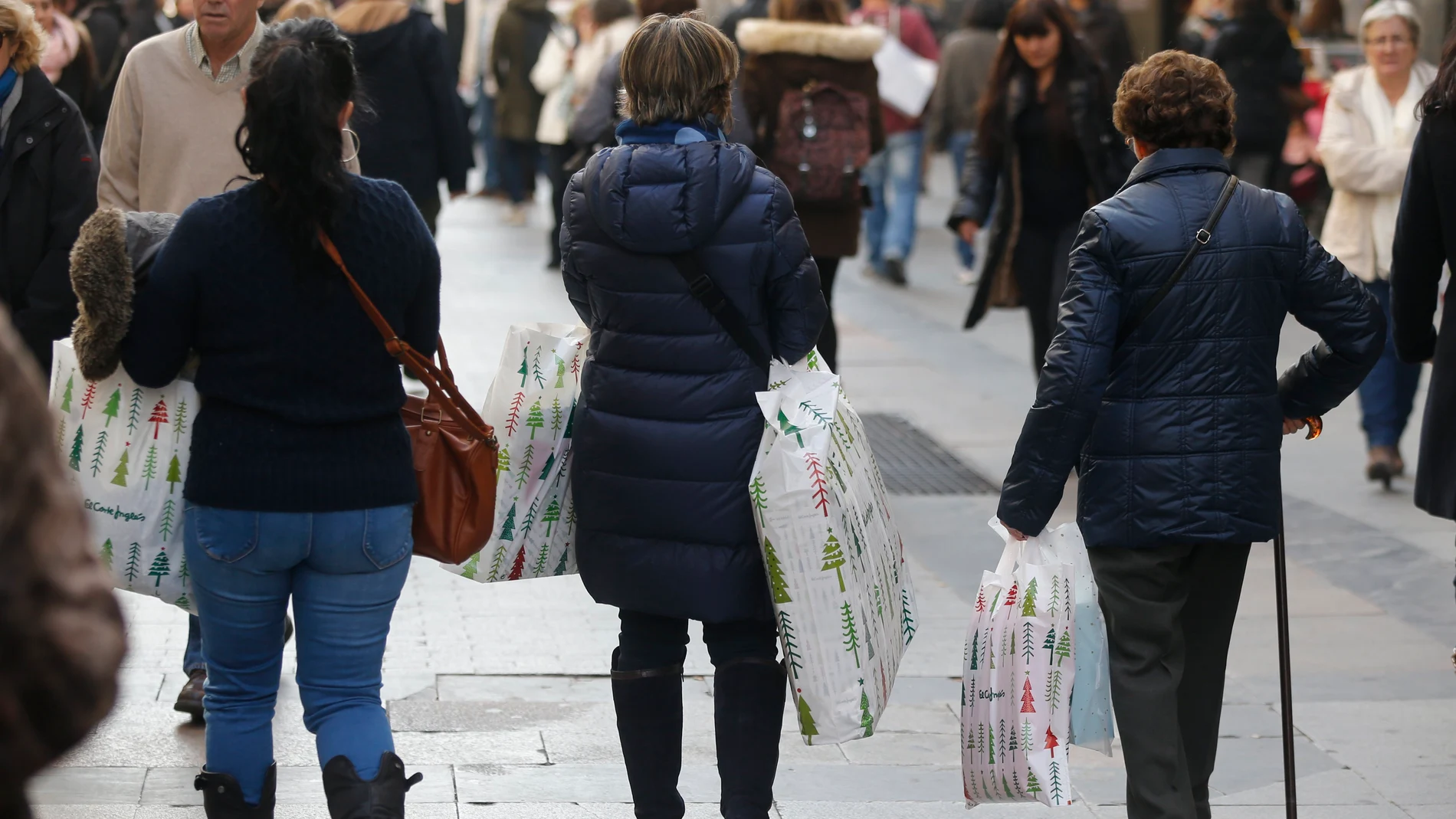 Varias mujeres tras hacer compras en la zona de la madrileña Puerta del Sol